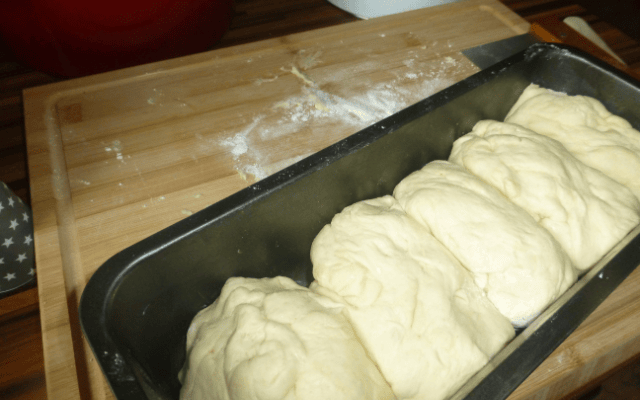 Dinkelteig schneiden und formen