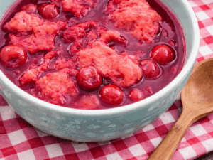 Kirschsuppe mit Mehlnockerln