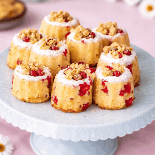 Johannisbeer Schmandkuchen mit Tonkabohnen