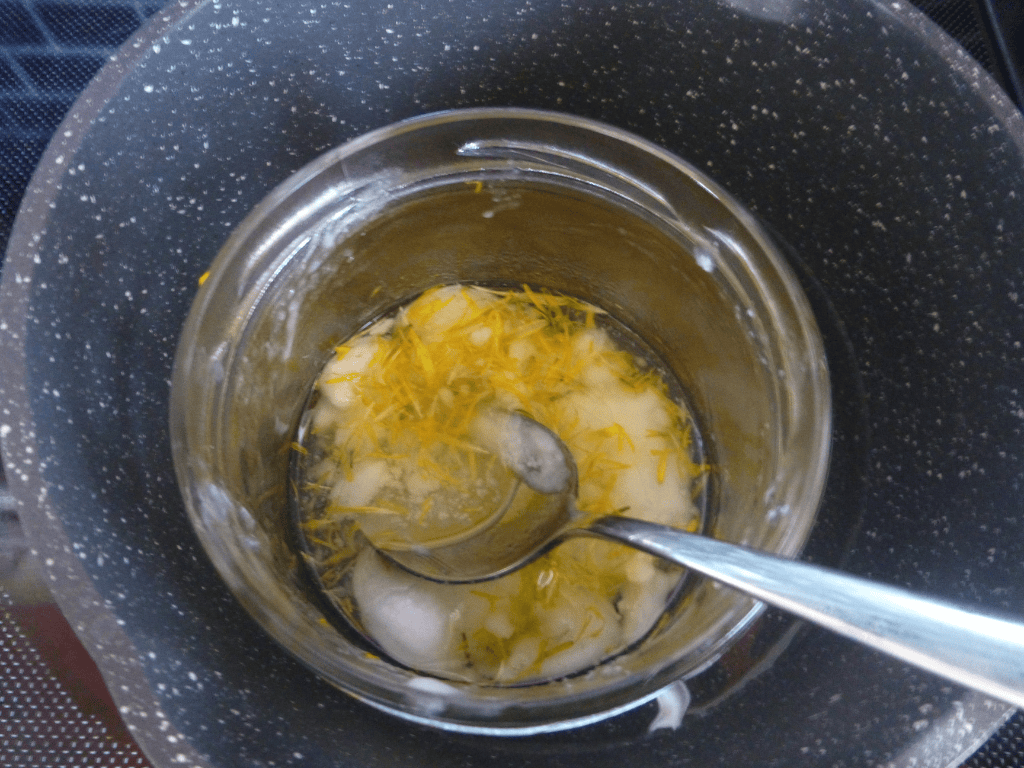 Kokosöl im 'Wasserbad schmelzen