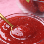 Selbst gemachte Erdbeermarmelade in Glas mit frischen Erdbeeren